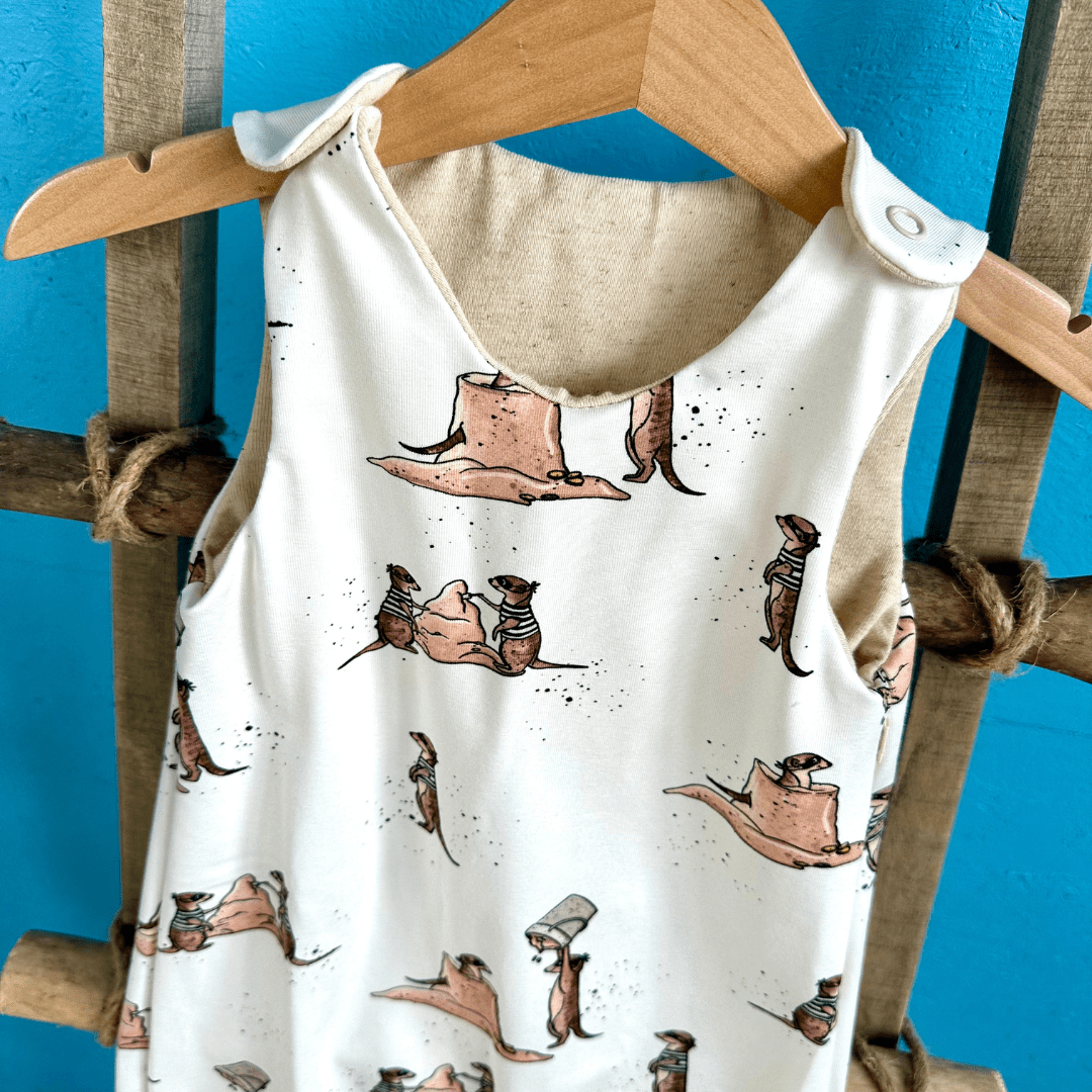 süsse Erdmännchen auf Babystrampler