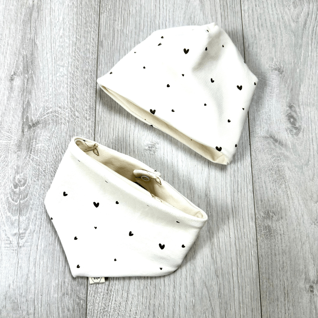 Wendebeanie und Sabberlätzchen weiss mit schwarzen Herzchen