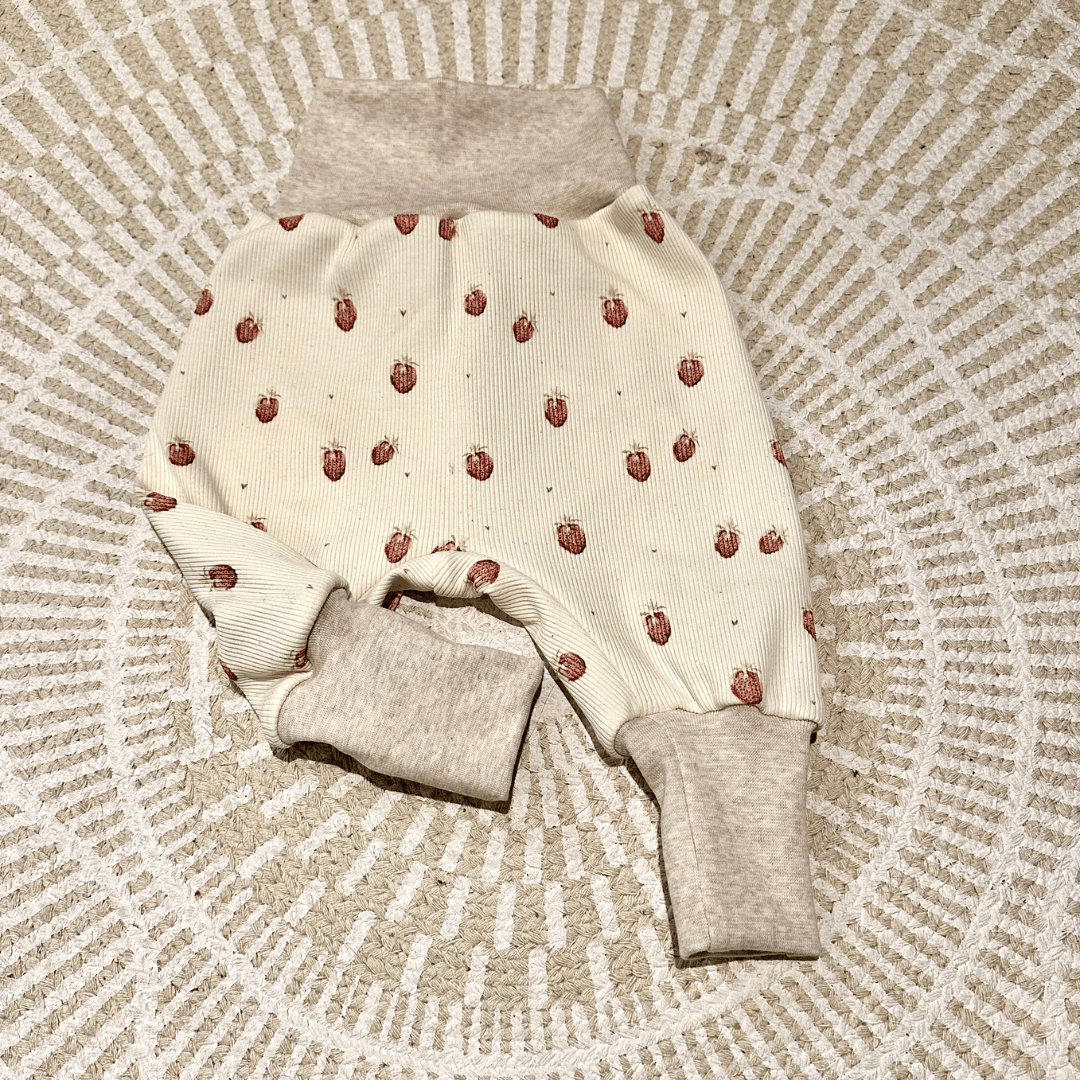 beige mit roten Erdbeeren