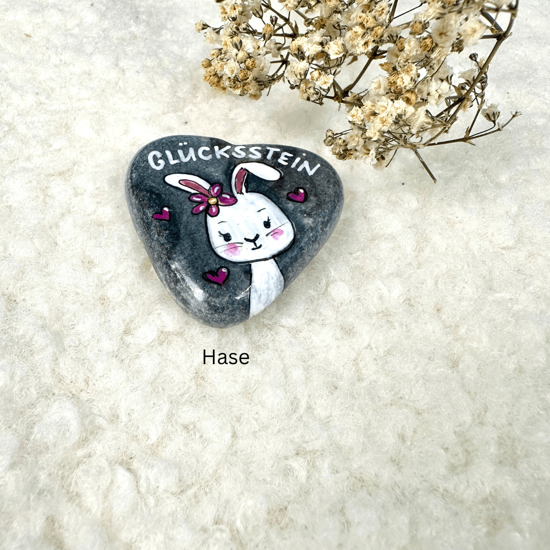 süsser Hase auf Herzstein