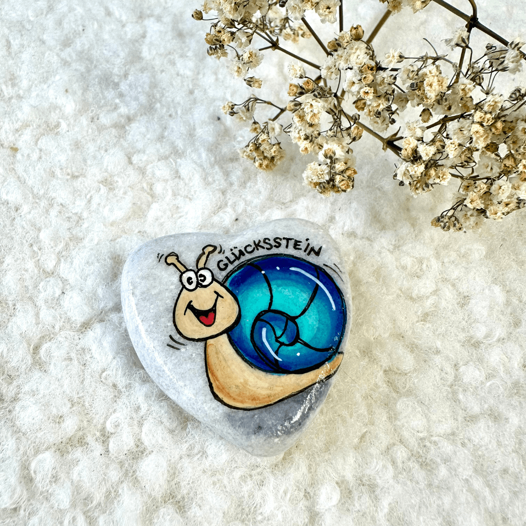 blaue Schnecke auf Herzstein