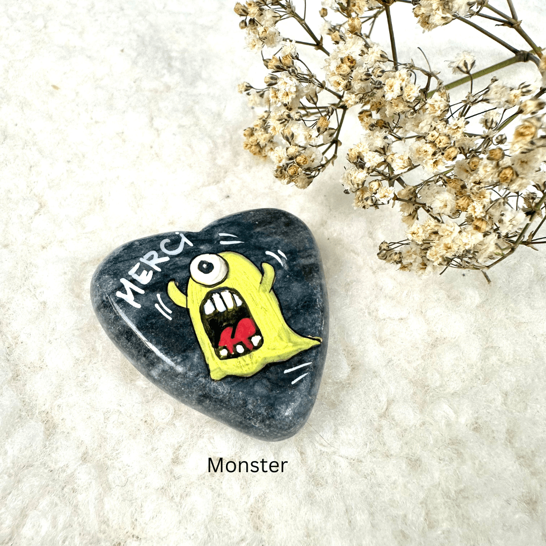gelbes Monster auf Herzstein