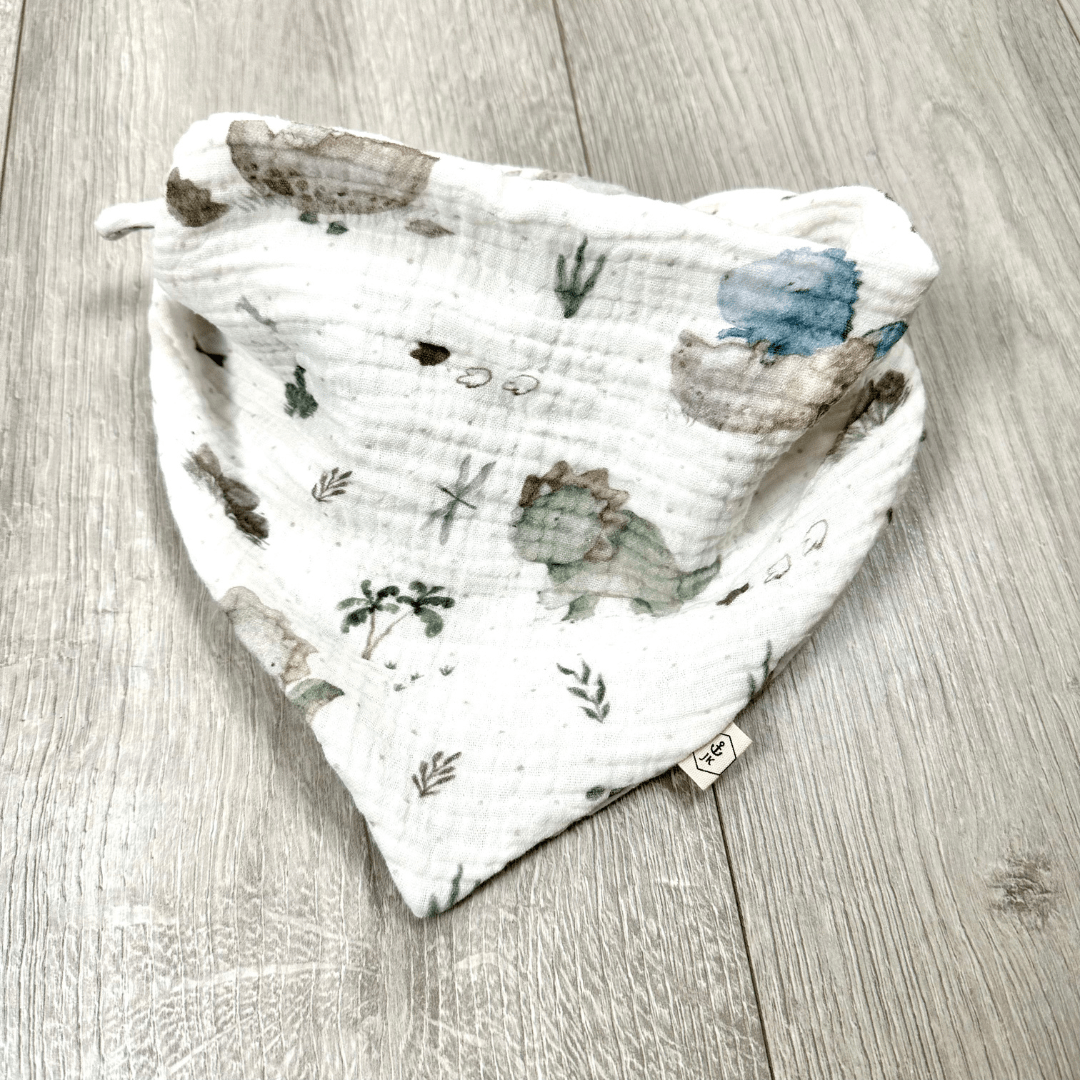 Weisses Musselin Halstuch für Babys mit niedlichen Dinos