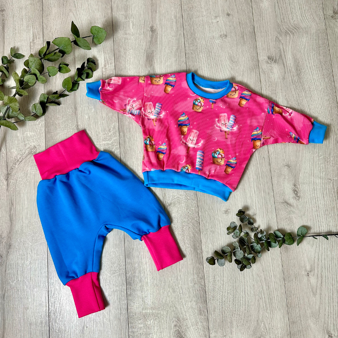 blaue Hose pinker Pullover