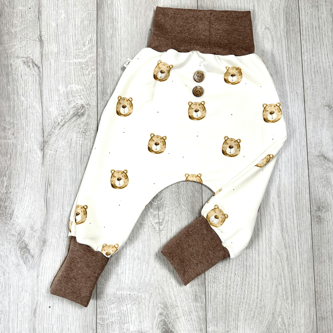 Weisse Hose mit braunen Bärchen und braunes Bündchen