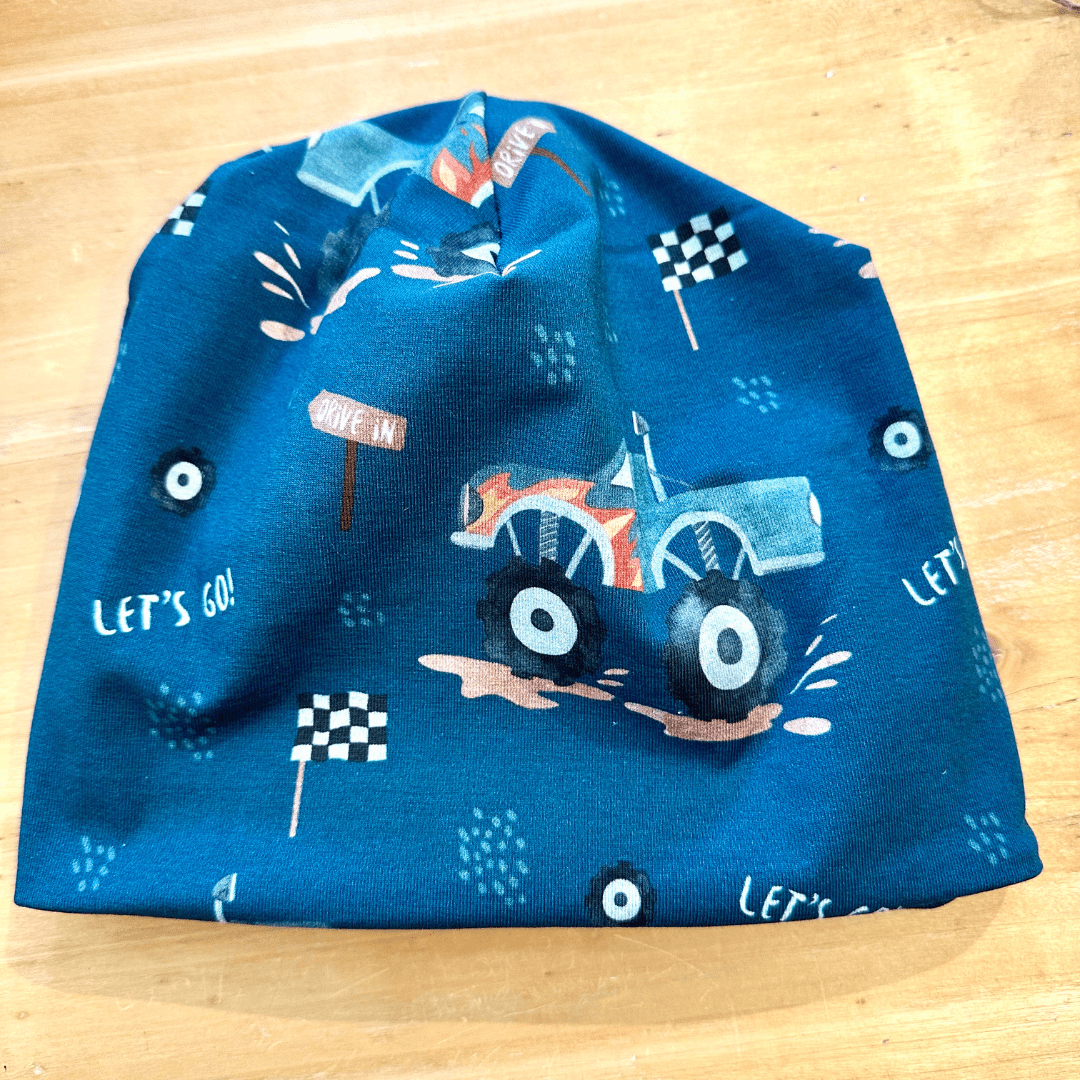 dunkelblau mit Monstertrucks