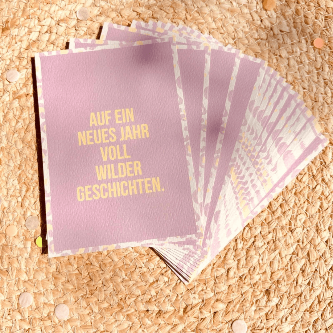 rosa Karte mit gelber Schrift