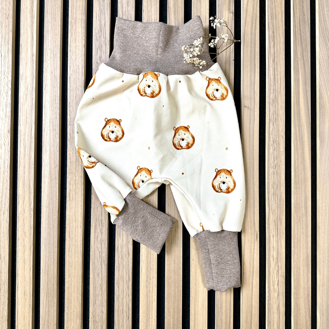 süsse Babyhose mit Biber