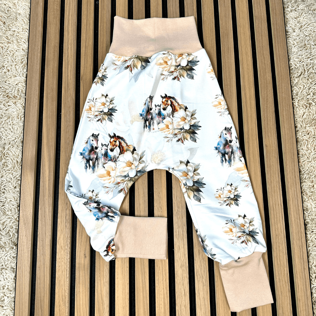 weisser Stoff mit Pferden und blumen