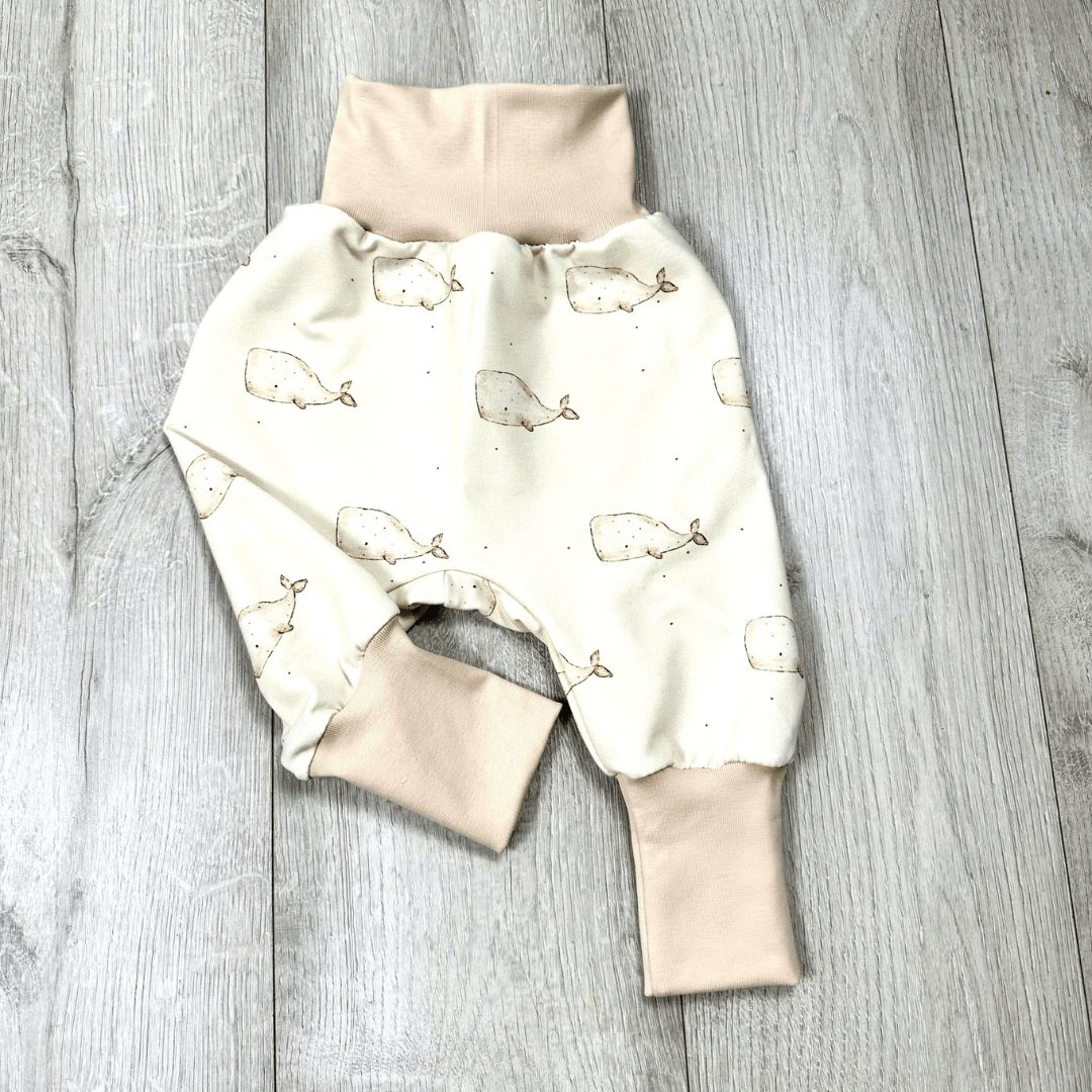 weisse Pumphose mit handgezeichneten Walen