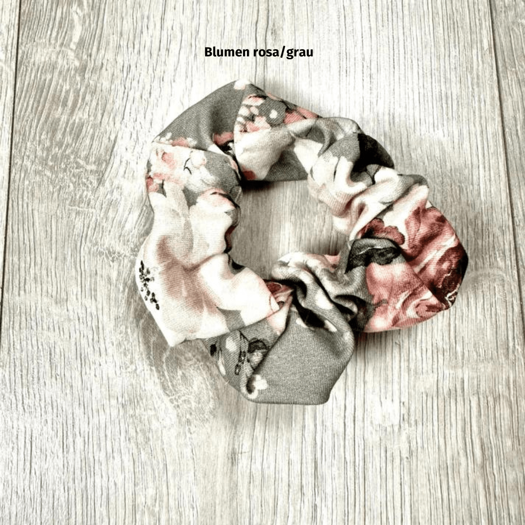 mit Blumen auf grau