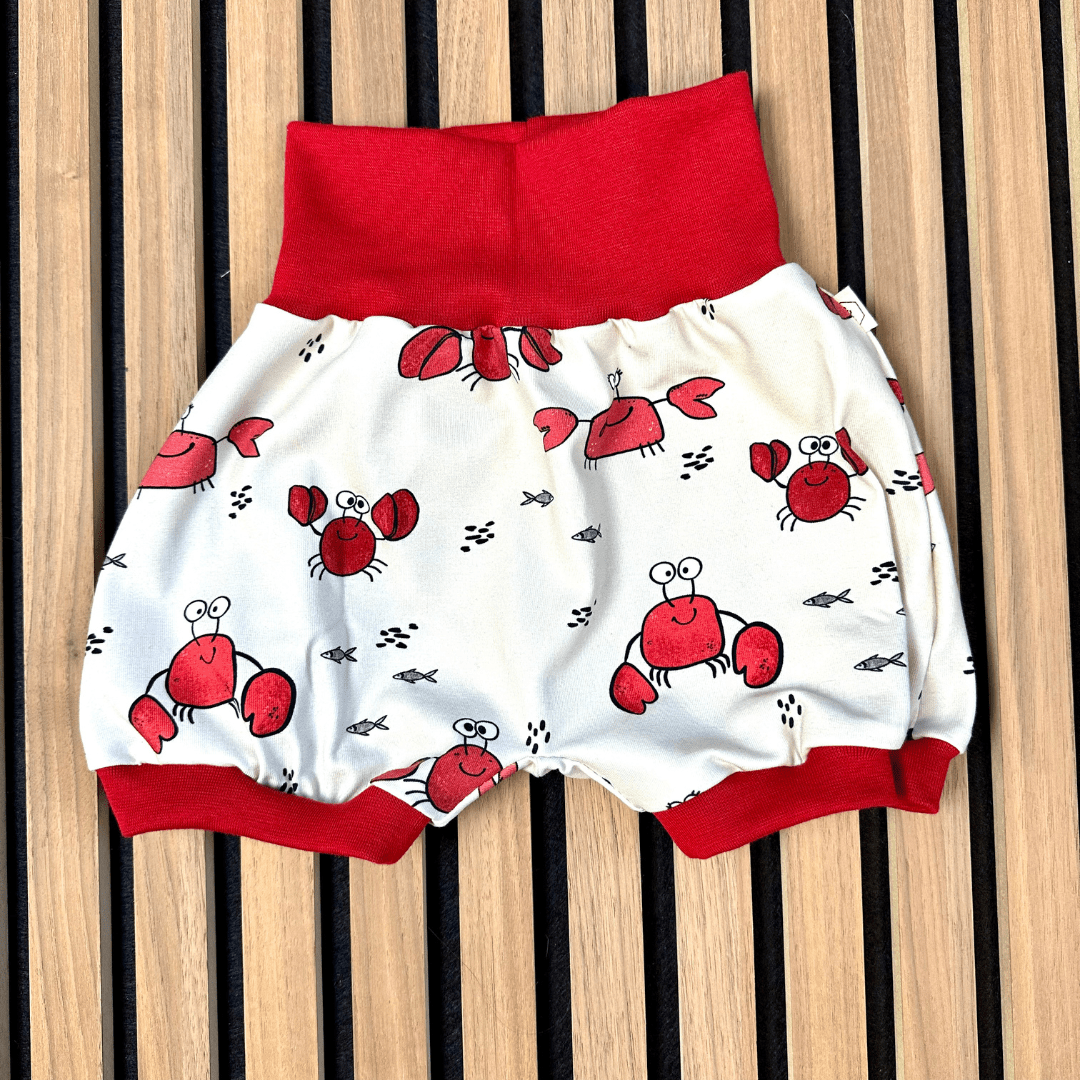 Kurze hose mit roten lustigen Krebsen