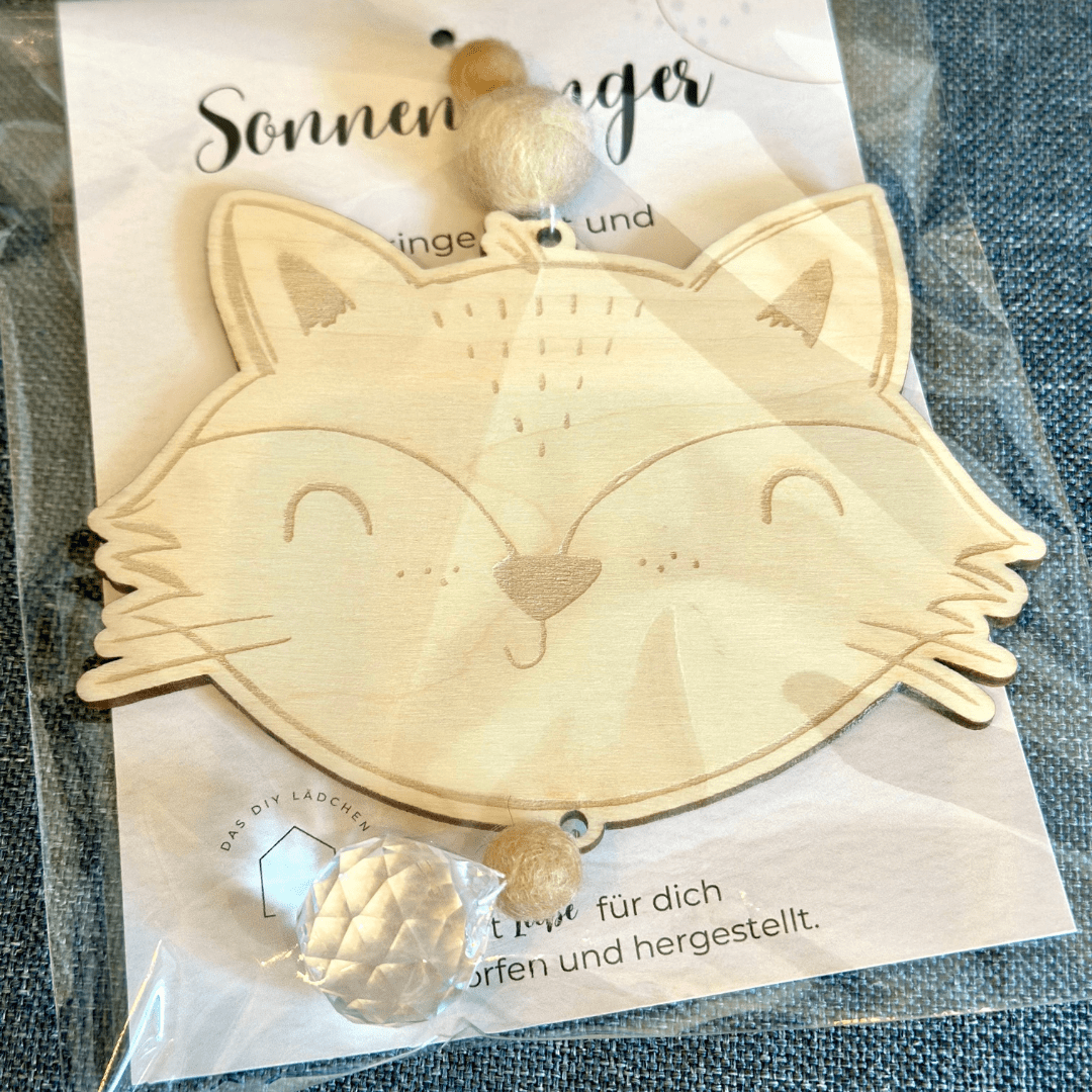 Fuchs aus Holz mit beigen Filzkugeln