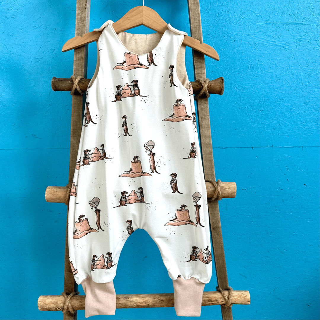 Babystrampler mit lustigen Erdmännchen