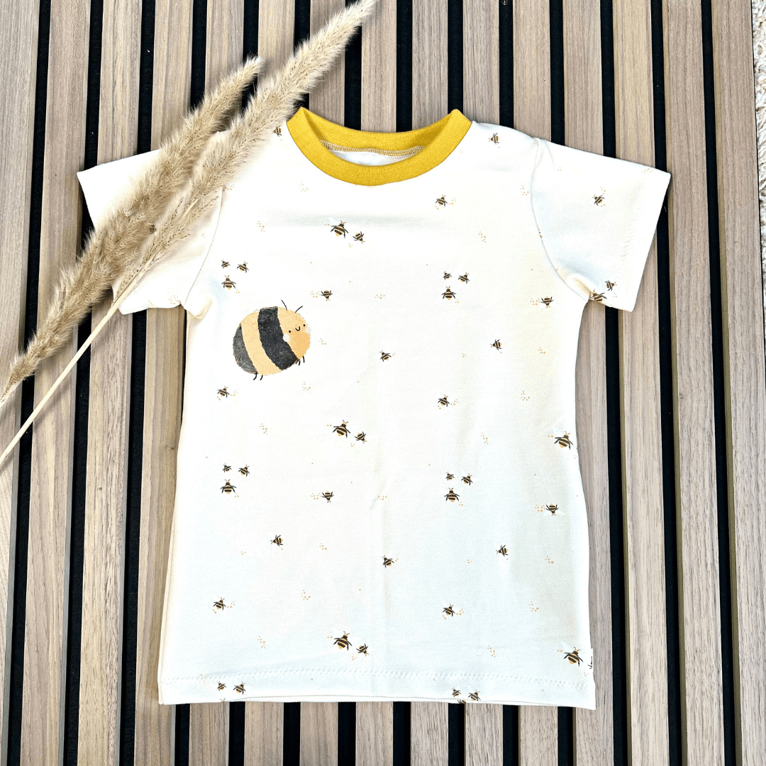 Helles Shirt mit Bienen