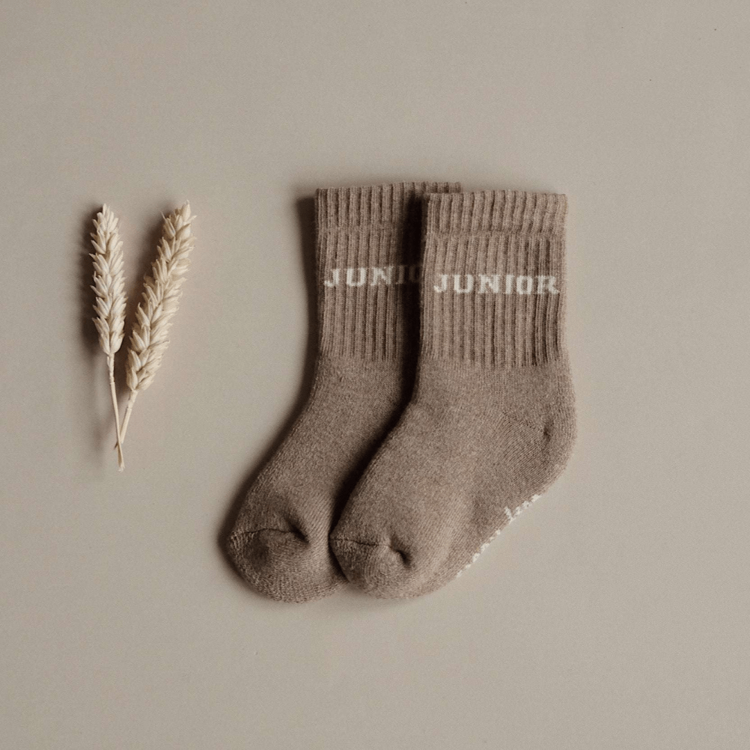 socken mit schriftzug junior