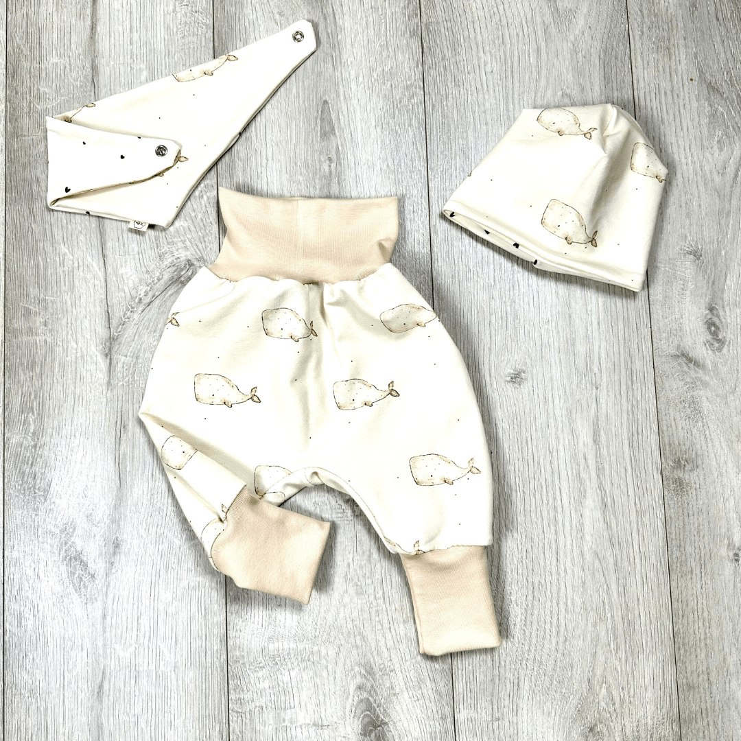 Pumphose mit Sabberlätzchen und Wendebeanie weiss mit Wal/Herz