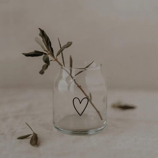 Vase aus Glas mit Herz