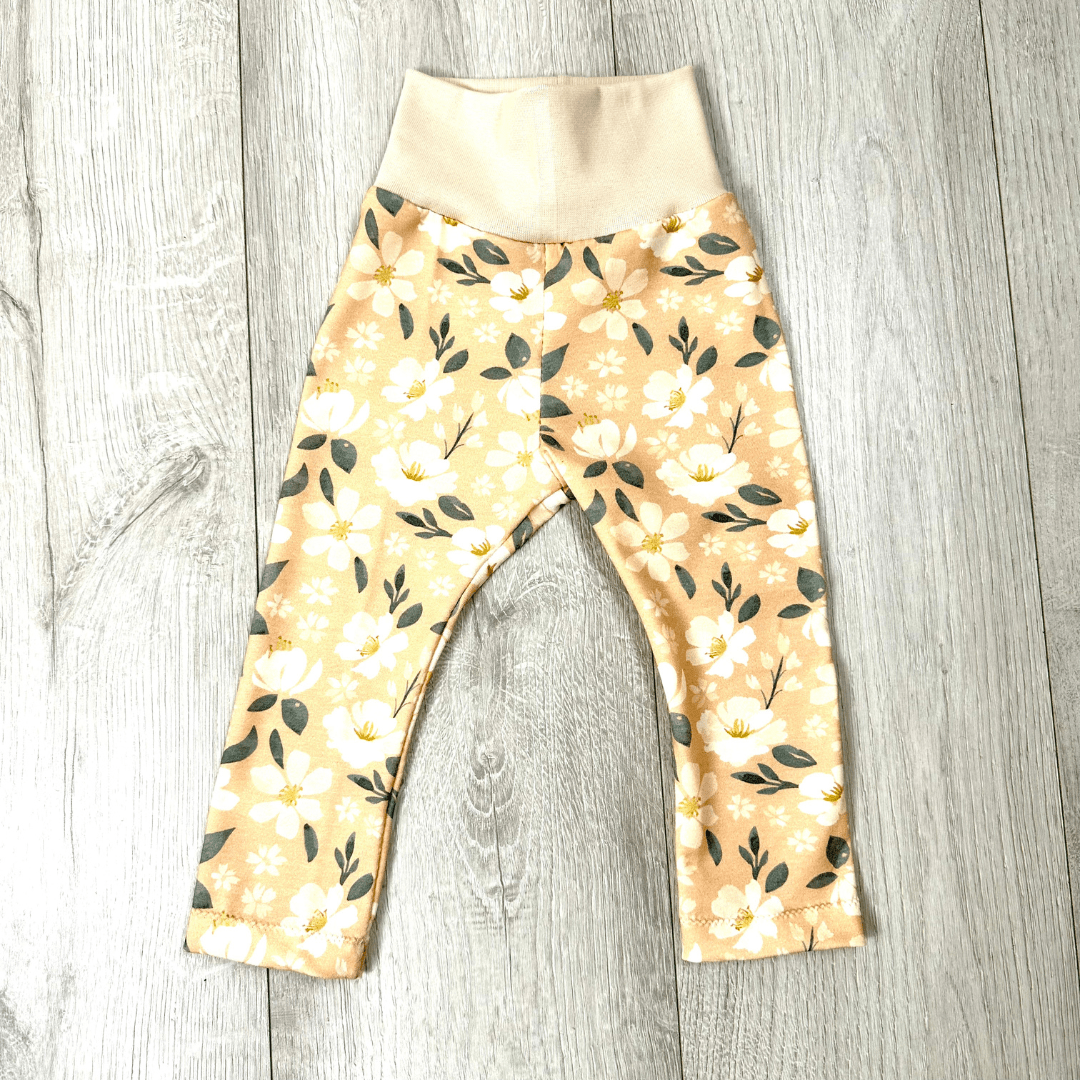 Leggins von Hand genäht mit orangem zarten Blumenmuster