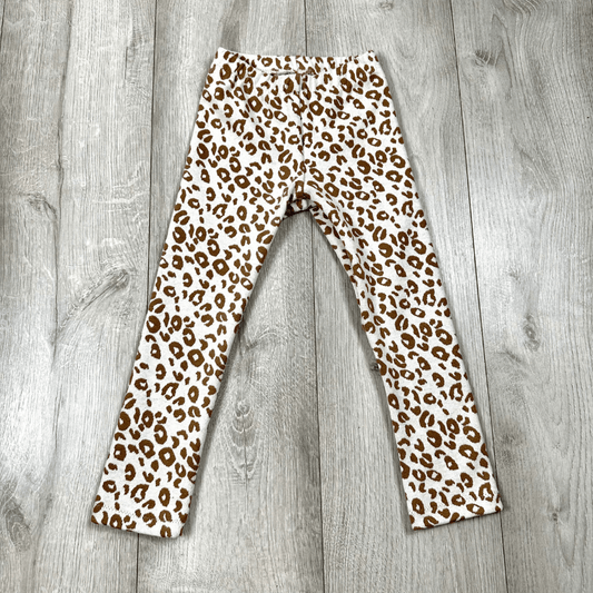 Weisse Leggins im braunen Leoparden Muster