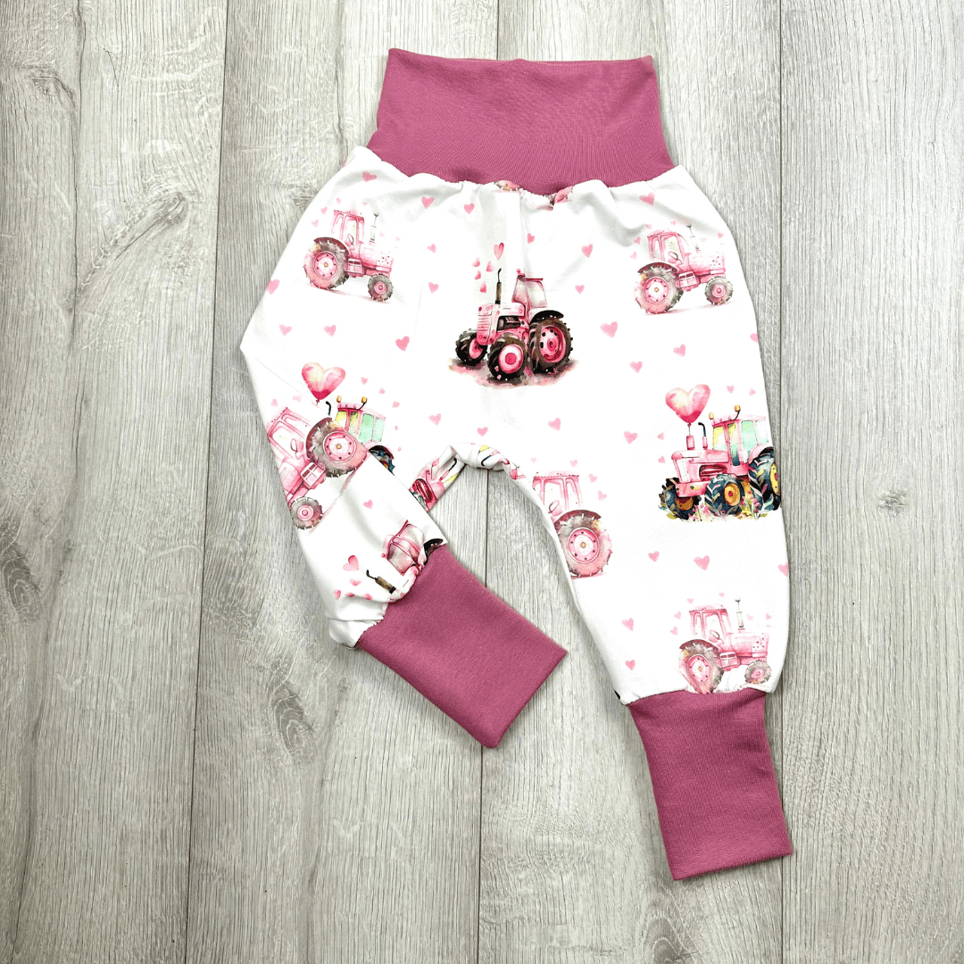 Hose aus weissem Jersey mit rosa Traktoren und Herzen