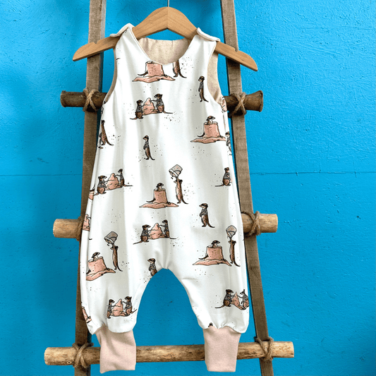 Babystrampler mit lustigen Erdmännchen